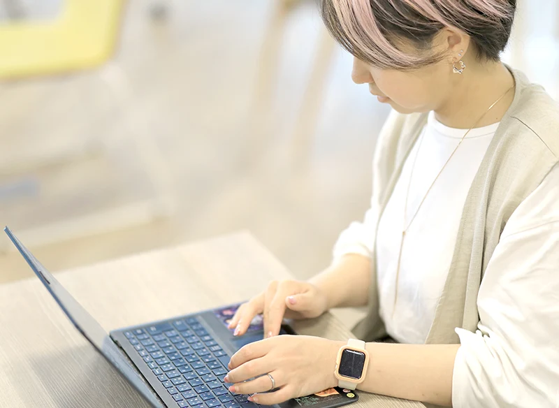 原嶋 友美さんの仕事風景